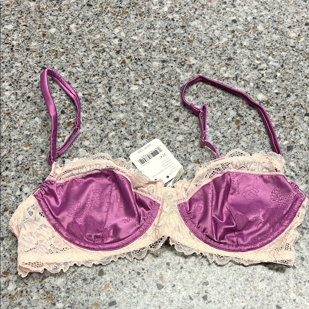 Vibrant Pink Underwire Bra with Lace Trim and Adjustable Straps